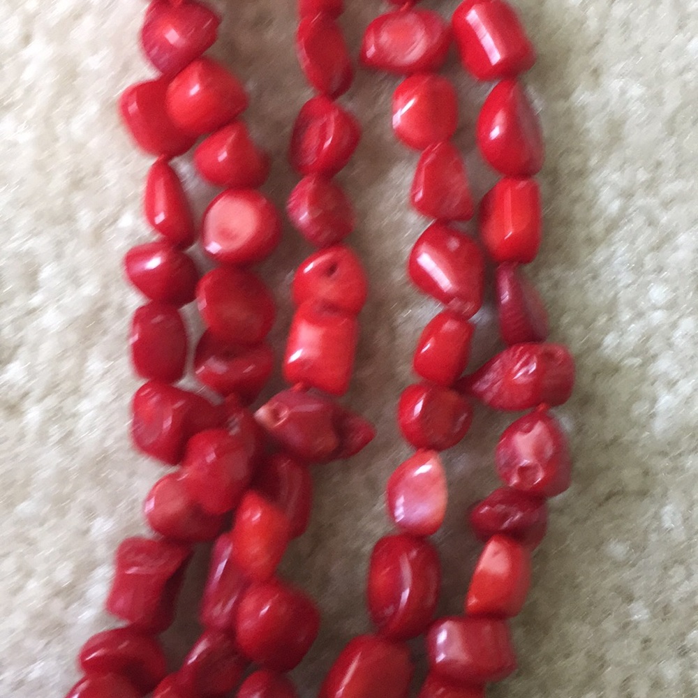Red stone necklace. - Picture 2 of 3